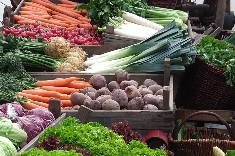 Gemüse und Salat auf dem Bauernmarkt