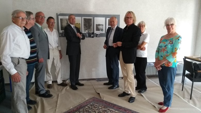 Bürgermeister Stefan Veth und weitere Honoratioren besuchen die Fotoausstellung