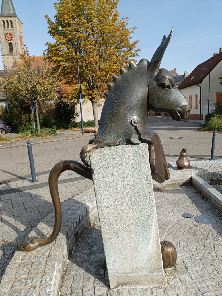 Blick auf den Esel des Ochs und Esel Brunnens in Dannstadt