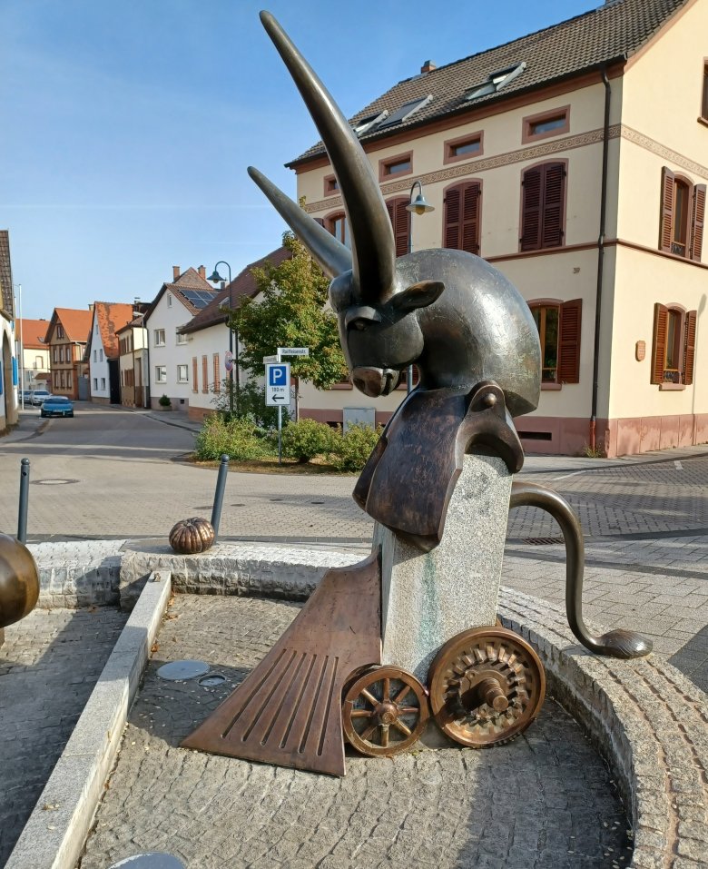 Blick auf den Ochs des Ochs und Esel Brunnens in Dannstadt